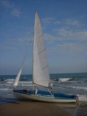 Jeden z "ulovkov" mojho vyletu pri Stredozemnom mori - plachetnica na francuzskej plazi "Le Grau d'Agde".