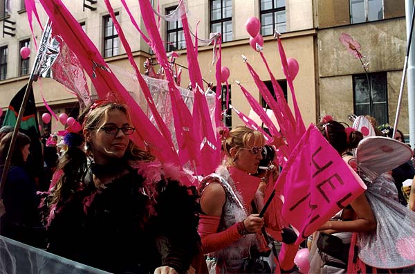 
Tito demonstranti pojali svj protest jako karneval.
